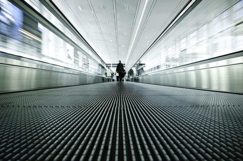 西方人,走,横图,室内,白天,正面,房间,天花板,电梯,玻璃,欧洲,欧洲人,阴影,服装,朦胧,模糊,光线,影子,电动扶梯,墙,灯光,自动扶梯,运输工具,许多人,休闲装,墙壁,墙面,玻璃制品,衣服,一群人,休闲,休闲服,服饰,白种人,步行,散步,走路,彩图,全身,扶手电梯,升降设备,运输带,自动行人电梯,电扶梯