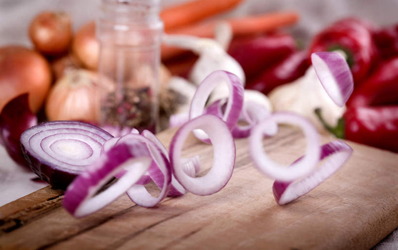 无人,横图,室内,特写,白天,正面,蔬菜,洋葱,许多,切开,阴影,朦胧,模糊,新鲜,反射,罐子,影子,食品,案板,很多,玻璃制品,砧板,食物,紫色,玻璃瓶,瓶子,切,有机食品,绿色食品,落下,掉落,剖面,切面,圆葱,洋葱头,球葱,彩图