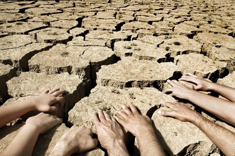 西方人,手,四个人,伙伴,朋友,横图,俯视,室外,特写,白天,友谊,欧洲,欧洲人,阴影,缝隙,裂缝,光线,影子,阳光,手部,抓,干旱,灾难,漏洞,劫难,磨难,灾祸,友情,男人,男性,年轻男性,年轻女性,女人,女性,白种人,半身,彩图,高角度拍摄,灾害