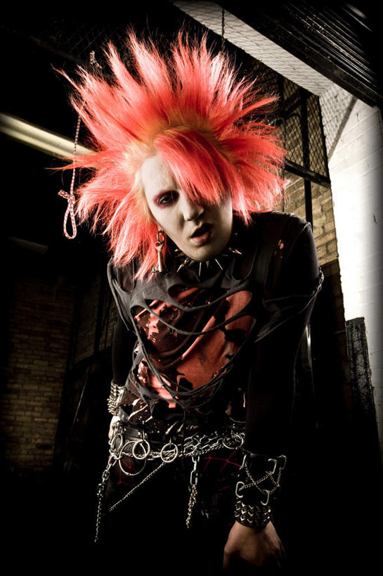 西方人,头发,一个人,站,竖图,室内,白天,仰视,项链,欧洲,欧洲人,仅一个男性,仅一个人,弯腰,阴影,服装,光线,影子,墙,洞,注视,休闲装,墙壁,墙面,装饰品,仅一个年轻男性,衣服,红色,阳光,耳环,饰品,首饰,观察,看,站着,张嘴,休闲,休闲服,服饰,观看,察看,锋利,尖锐,关注,尖利,破烂,张大嘴巴,耳饰,犀利,哈腰,褴褛,男人,男性,年轻男性,白种人,发型,张开嘴,站立,半身,彩图,低角度拍摄