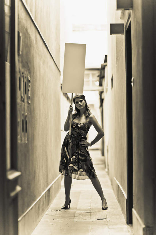 西方人,一个人,站,举,竖图,室外,白天,正面,裙子,欧洲,欧洲人,仅一个年轻女性,仅一个女性,仅一个人,连衣裙,服装,墙,小巷,注视,休闲装,手叉腰,布告,墙壁,墙面,衣服,叉腰,观察,看,托,站着,休闲,休闲服,服饰,观看,抗议,察看,关注,通告,年轻女性,女人,女性,白种人,举起,举手,举着,向上举,向上伸,向上托,站立,彩图,全身