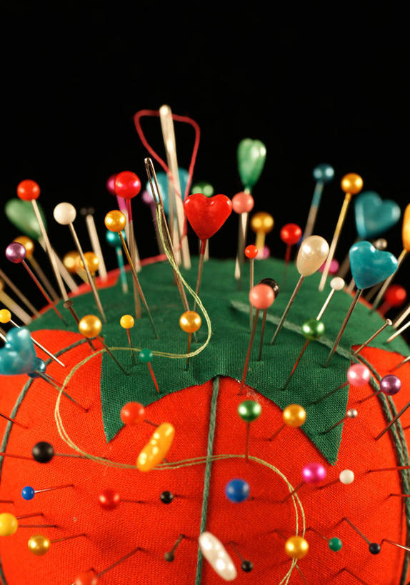 无人,竖图,室内,特写,白天,正面,西红柿,静物,金属制品,许多,黑色背景,装饰,金属,办公用品,文具,一个,摄影,影棚,单个,华丽,修饰,办公设备,文具用品,点缀,衬托,美观,雅致,雅观,文化工具,番茄,彩图,影棚拍摄,拍摄,大头针