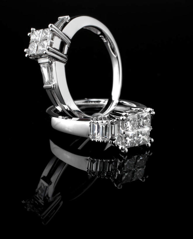 无人,竖图,室内,特写,白天,正面,爱情,奢侈,桌面,桌子,静物,珠宝,两枚,阴影,黑色背景,反射,矿石,影子,大理石,浪漫,钻石,装饰品,戒指,饰品,首饰,恩爱,摄影,影棚,金刚石,昂贵,坚硬,信物,贵重,宝石,权利,坚定,信念,手饰,大理石制品,约定,宝贵,彩图,影棚拍摄,拍摄