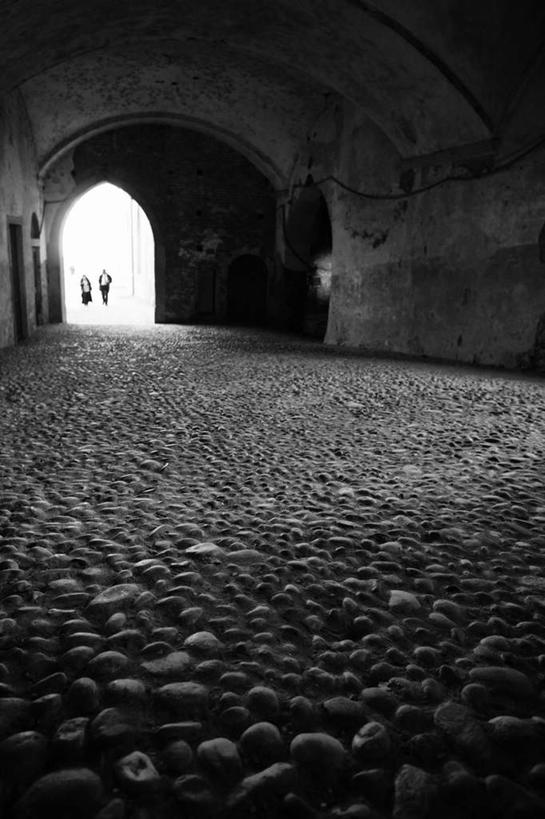 西方人,两个人,走,竖图,黑白,室外,白天,正面,度假,美景,城市风光,城市,道路,路,公路,意大利,欧洲,欧洲人,行人,景观,拱门,交通,娱乐,路人,蓝色,蓝天,天空,天,享受,休闲,景色,放松,晴朗,南欧,伦巴第大区,万里无云,意大利共和国,伦巴第,米兰省,男人,男性,年轻男性,年轻女性,女人,女性,白种人,晴空,晴空万里,马路,步行,散步,走路,全身