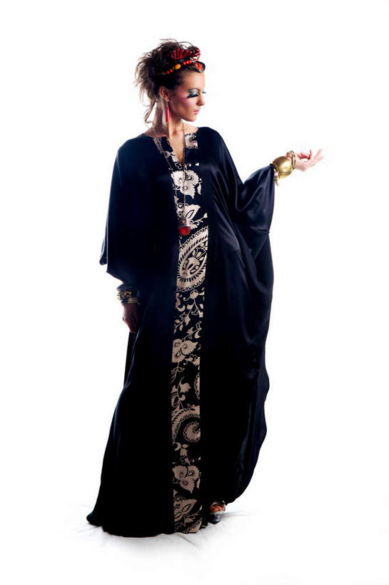 西方人,一个人,站,举,竖图,室内,特写,白天,白色背景,正面,时尚,性感,珠宝,欧洲,欧洲人,仅一个年轻女性,仅一个女性,仅一个人,服装,装饰,注视,漂亮,衣服,观察,看,托,站着,诱惑,摄影,服饰,影棚,观看,优雅,华丽,修饰,勾引,点缀,察看,衣着,穿着,高贵,关注,时髦,尊贵,衬托,美观,雅致,雅观,高尚,衣饰,时兴,文雅,引诱,崇高,尤物,年轻女性,女人,女性,白种人,举起,举手,举着,向上举,向上伸,向上托,站立,彩图,全身,影棚拍摄,拍摄,佳丽,丽人,美人