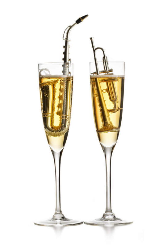 葡萄酒,无人,竖图,室内,特写,白天,白色背景,正面,奢侈,快乐,杯子,金属制品,金属,高脚杯,乐器,铜管乐器,小号,浪漫,音乐,玻璃制品,酒,饮料,两个,黄色,酒杯,香槟,两只,诱惑,摄影,影棚,插入,铜管,香槟杯,气泡酒,起泡酒,汽酒,玻璃杯,彩图,影棚拍摄,高兴,欢笑,拍摄