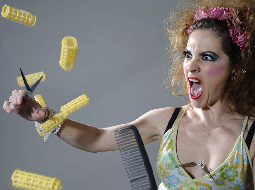 西方人,一个人,站,横图,室内,白天,正面,化妆,金属制品,欧洲,欧洲人,仅一个女性,仅一个人,五个,一把,许多,握,修剪,灰色背景,金属,工具,剪刀,拿,梳子,拿着,注视,黄色,观察,看,站着,张嘴,仅一个中年女性,夸张,握着,摄影,空中,影棚,观看,卷发棒,卷发器,裁剪,剪,察看,剪子,剪裁,切割,关注,张大嘴巴,烫发器,夸大,女人,女性,中年女性,白种人,张开嘴,站立,半身,彩图,影棚拍摄,拍摄,浮夸