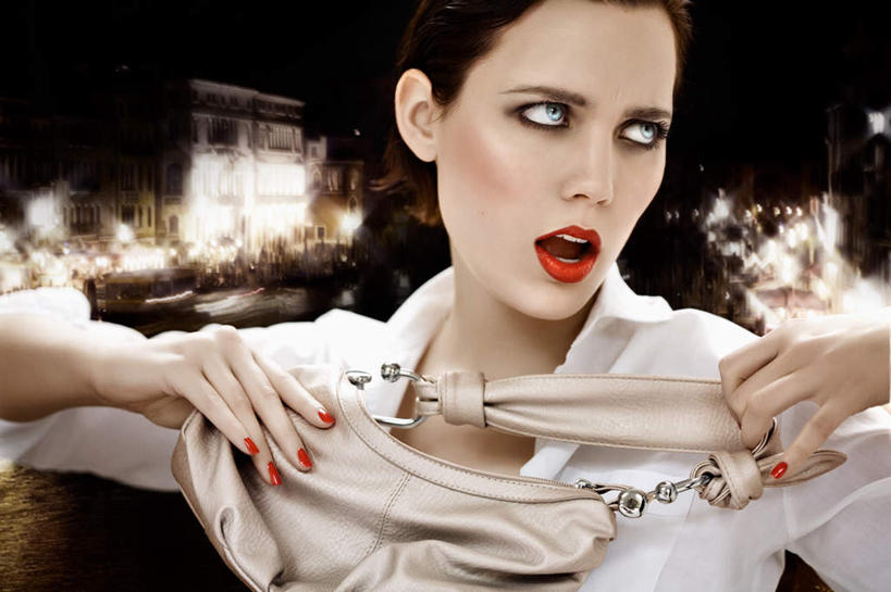 西方人,一个人,站,横图,室外,特写,白天,正面,化妆,欧洲,欧洲人,仅一个年轻女性,仅一个女性,仅一个人,包,皮包,注视,一只,彩妆,看,站着,张嘴,夸张,单肩包,关注,张大嘴巴,夸大,尤物,年轻女性,女人,女性,白种人,张开嘴,抬头,仰头,站立,半身,彩图,浮夸,佳丽,丽人,美人