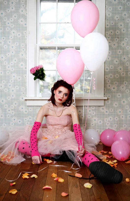 西方人,一个人,坐,竖图,室内,白天,正面,裙子,爱情,游戏,快乐,失败,幸福,纯洁,热情,壁纸,窗户,地板,玫瑰,玩具,欧洲,欧洲人,仅一个年轻女性,仅一个女性,仅一个人,一双,一条,连衣裙,沮丧,散落,盛开,塑料,玛格丽特,玫瑰花,地面,浪漫,玩,花蕾,注视,娱乐,靴子,木地板,雏菊,花,花瓣,花朵,鲜花,粉色,黑色,气球,塑料制品,花苞,花蕊,观察,看,休闲,难受,温暖,温馨,充气玩具,橡胶,菊花,恩爱,活力,益智,无奈,观看,活动,希望,失望,悲伤,散乱,和睦,察看,伤心,坚强,难过,发泄,关注,消遣,智力,失落,和平,感动,橡胶制品,离别,颓废,延命菊,幸福花,挫败,春菊,马兰头花,受挫,落败,落空,错过,失足,失意,失策,失算,颓丧,衰颓,悲哀,懊丧,颓靡,气馁,丧气,宣泄,尊敬,暗恋,纯情,单恋,败北,挫折,失利,天真,刺玫花,徘徊花,年轻女性,女人,女性,白种人,墙纸,玩耍,嬉戏,坐着,彩图,全身,愉快,融洽