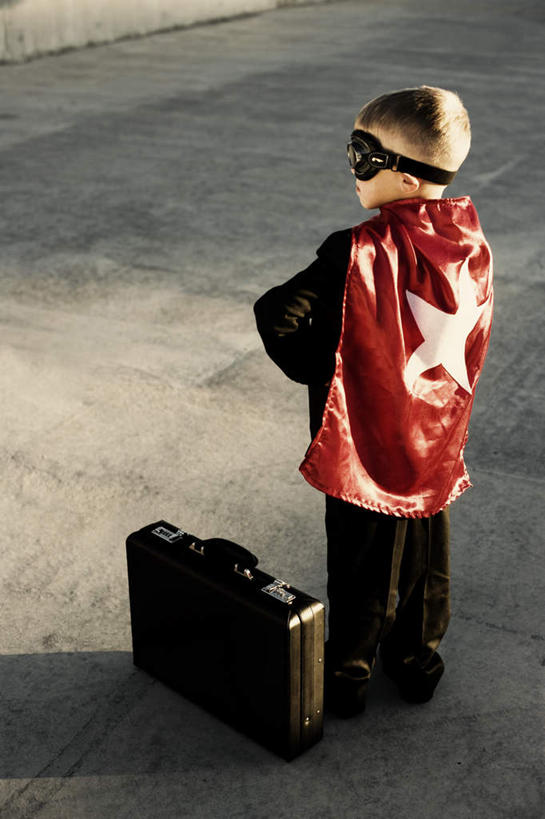 西方人,儿童,一个人,站,竖图,俯视,室外,白天,纯洁,道路,路,公路,欧洲,欧洲人,仅一个男性,仅一个人,一副,包,公文包,墨镜,眼镜,星星,交通,注视,一只,小孩,红色,太阳镜,太阳眼镜,观察,看,站着,仅一个小孩,一件,星形,遮阳镜,可爱,童年,童趣,模仿,公事包,观看,察看,模拟,关注,斗篷,五角形,童真,烂漫,无邪,大氅,仿照,天真,男孩,男人,男性,白种人,孩子,马路,五角星,站立,彩图,高角度拍摄,全身,男生