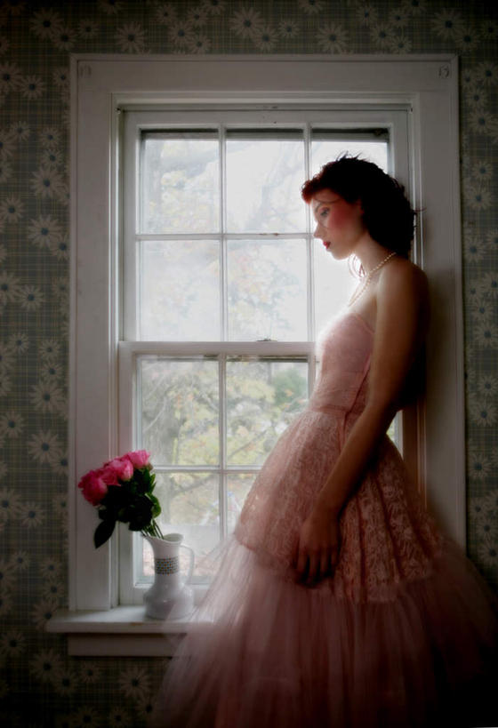 西方人,一个人,站,竖图,室内,白天,侧面,晚礼服,爱情,幸福,纯洁,热情,窗户,玫瑰,花瓶,玻璃,欧洲,欧洲人,仅一个女性,仅一个人,朦胧,模糊,盛开,光线,玫瑰花,浪漫,花蕾,注视,玻璃制品,花,花瓣,花朵,鲜花,粉色,阳光,花苞,花蕊,观察,看,靠,靠着,倚靠,站着,仅一个中年女性,一件,温暖,温馨,恩爱,观看,优雅,和睦,察看,一瓶,倚着,高贵,关注,感动,尊贵,尊敬,高尚,文雅,崇高,尤物,天真,刺玫花,徘徊花,女人,女性,中年女性,白种人,站立,半身,彩图,晚宴服,舞会服,洋服,洋装,夜礼服,融洽,佳丽,丽人,美人