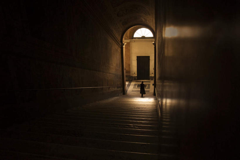 西方人,一个人,站,横图,室外,白天,旅游,度假,寂寞,名胜古迹,标志建筑,地标,建筑,欧洲,欧洲人,仅一个女性,仅一个人,古老,遗迹,寺院,走道,走廊,过道,注视,古迹,文物,娱乐,建设,古建筑,庙宇,观察,看,站着,仅一个中年女性,享受,休闲,旅游胜地,放松,观看,察看,昏暗,恐怖,关注,拱形门,古文明,可怕,可骇,陈腐,恐惧,孤单,女人,女性,中年女性,白种人,站立,彩图,全身