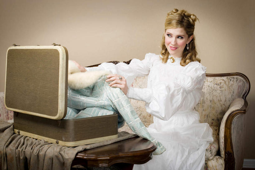 西方人,一个人,坐,横图,室内,白天,正面,婚纱,沙发,欧洲,欧洲人,仅一个年轻女性,仅一个女性,仅一个人,握,服装,布料,拉杆箱,旅行箱,古典,拿,布纹,拿着,注视,桌布,衣服,餐巾,行李箱,箱子,台布,观察,看,金色,握着,服饰,观看,出差,百褶裙,察看,衣着,穿着,关注,布艺沙发,衣饰,维多利亚,年轻女性,女人,女性,白种人,卷发,抬头,仰头,坐着,半身,彩图,婚礼服,礼服,旅行