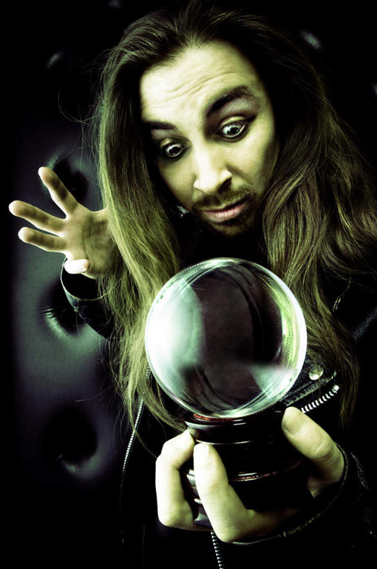 西方人,一个人,站,举,竖图,室内,白天,正面,沙发,欧洲,欧洲人,仅一个男性,仅一个人,握,透明,水晶,拿,拿着,注视,仅一个年轻男性,观察,看,托,站着,球体,水晶球,握着,观看,察看,夹克,昏暗,关注,魔法师,茄克,男人,男性,年轻男性,白种人,举起,举手,举着,向上举,向上伸,向上托,站立,半身,彩图,皮沙发