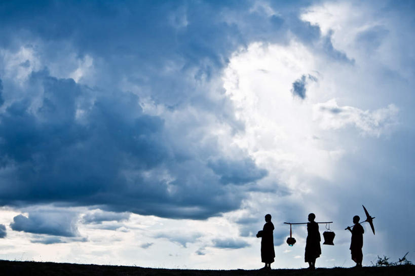 东方人,三个人,和尚,寺庙,站,横图,室外,白天,侧面,旅游,度假,标志建筑,地标,建筑,缅甸,亚洲,阴影,光线,扁担,影子,云,云朵,塔,地面,云彩,注视,黄种人,娱乐,建设,宝塔,蓝色,白云,蓝天,天空,阳光,庙宇,天,观察,看,站着,享受,休闲,旅游胜地,放松,东南亚,晴朗,观看,察看,关注,缅甸联邦,浮图,浮屠,亚洲人,晴空,比丘,高僧,僧,僧侣,僧人,沙弥,修行僧,站立,彩图,全身,庙,寺