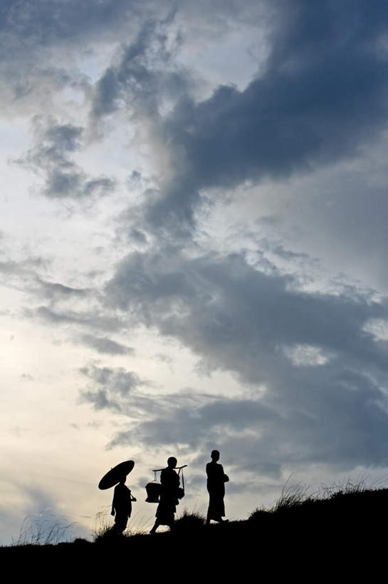 东方人,三个人,和尚,站,竖图,室外,白天,仰视,旅游,度假,美景,欧洲,缅甸,亚洲,阴影,光线,扁担,影子,景观,云,云朵,地面,背光,云彩,注视,黄种人,娱乐,蓝色,白云,蓝天,天空,阳光,自然,天,观察,看,站着,享受,休闲,景色,放松,东南亚,晴朗,观看,察看,关注,自然风光,逆光,蒲甘,缅甸联邦,亚洲人,晴空,比丘,高僧,僧,僧侣,僧人,沙弥,修行僧,站立,彩图,低角度拍摄,全身