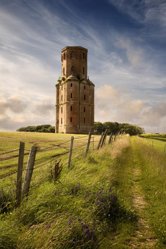 无人,栏杆,竖图,室外,白天,正面,旅游,度假,草地,草坪,美景,植物,英国,欧洲,一排,许多,阴影,整齐,光线,影子,景观,云,云朵,围栏,很多,云彩,娱乐,护栏,草,树,树木,排列,蓝色,绿色,白云,蓝天,天空,阳光,自然,天,享受,休闲,景色,放松,生长,晴朗,成长,西欧,队列,自然风光,大不列颠,多塞特郡,大不列颠及北爱尔兰联合王国,大不列颠联合王国,日不落英帝国,多塞特,晴空,彩图