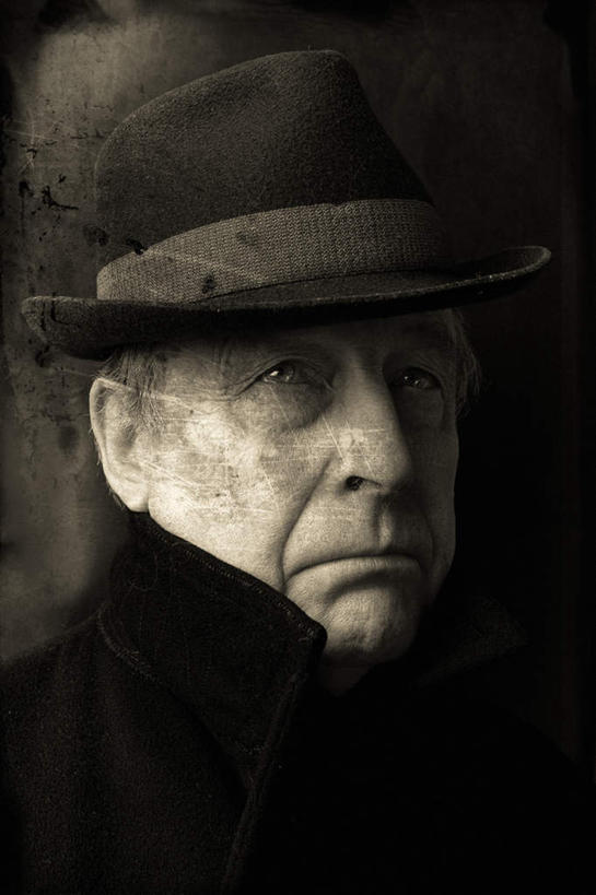 西方人,一个人,站,竖图,室内,特写,白天,正面,帽子,欧洲,欧洲人,仅一个男性,仅一个人,阴影,服装,光线,影子,墙,地面,注视,休闲装,礼帽,墙壁,墙面,衣服,观察,看,站着,仅一个老年男性,休闲,休闲服,服饰,观看,察看,关注,间谍,老年男性,男人,男性,白种人,站立,半身,彩图,特工,特务