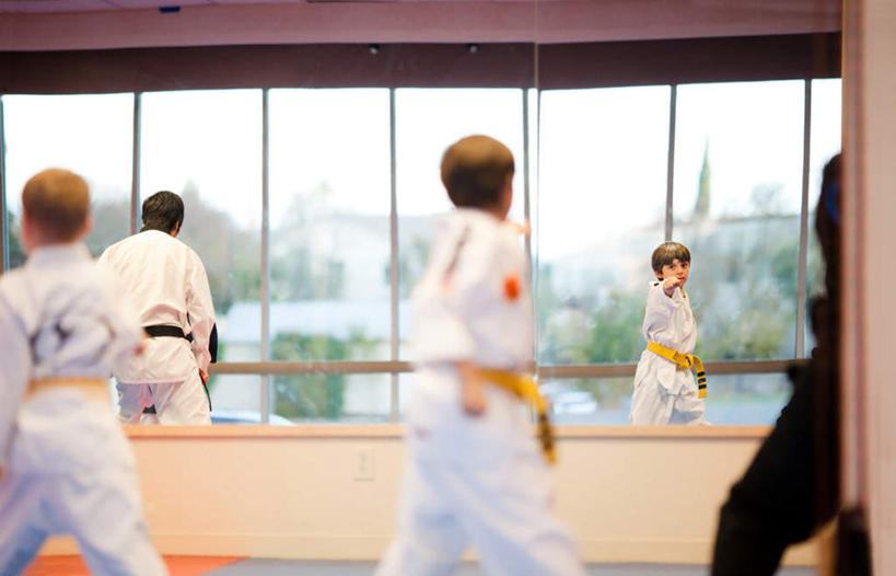 西方人,儿童,三个人,健身房,站,蹲,横图,室内,白天,运动服,纯洁,镜子,欧洲,欧洲人,阴影,服装,朦胧,模糊,光线,影子,墙,灯光,墙壁,墙面,小孩,背面,衣服,伸,站着,可爱,童年,童趣,服饰,屈,镜像,衣着,镜面,穿着,童真,烂漫,无邪,衣饰,天真,男孩,男人,男性,中年男性,白种人,蹲着,站立,半身,彩图,健身馆,男生,运动装