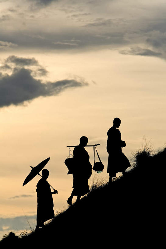 东方人,三个人,和尚,站,竖图,室外,白天,侧面,民族服装,幸福,日落,亚洲,一排,阴影,整齐,光线,扁担,长袍,伞,影子,雨伞,纸伞,晚霞,霞光,落日,地面,背光,古典,油纸伞,注视,黄种人,文化,阳伞,排列,阳光,黄昏,观察,看,站着,彩霞,观看,纪念,吉祥,察看,队列,关注,古朴,逆光,夕照,平安,亚洲人,夕阳,比丘,高僧,僧,僧侣,僧人,沙弥,修行僧,站立,彩图,全身,传统服装,民俗服,斜阳