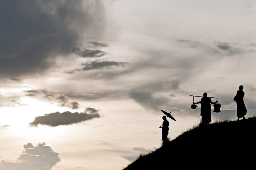 东方人,三个人,和尚,站,横图,室外,白天,侧面,民族服装,幸福,亚洲,一排,阴影,整齐,光线,扁担,长袍,伞,影子,雨伞,纸伞,云,云朵,地面,背光,古典,云彩,油纸伞,注视,黄种人,文化,阳伞,排列,蓝色,白云,蓝天,天空,阳光,天,观察,看,站着,晴朗,观看,纪念,吉祥,察看,队列,关注,古朴,逆光,平安,亚洲人,晴空,比丘,高僧,僧,僧侣,僧人,沙弥,修行僧,站立,彩图,全身,传统服装,民俗服