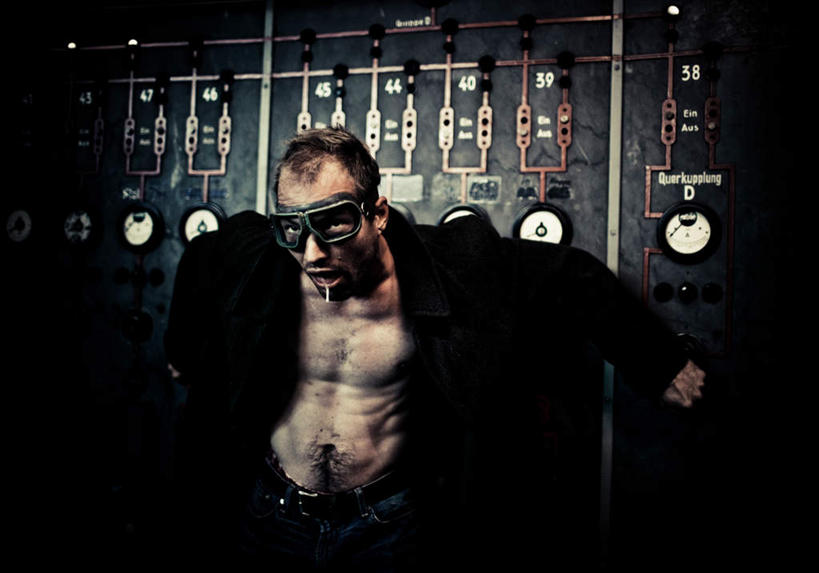 西方人,一个人,站,横图,俯视,室内,白天,房间,欧洲,欧洲人,仅一个男性,仅一个人,一副,一排,许多,握,阴影,服装,裤子,整齐,光线,标志,数字,文字,眼镜,影子,字符,灯光,指针,很多,注视,牛仔裤,休闲装,标识,腰带,排列,仅一个年轻男性,衣服,观察,看,站着,张嘴,休闲,休闲服,握着,阿拉伯数字,服饰,观看,皮带,察看,恐怖,队列,关注,震动,仪表盘,张大嘴巴,可怕,配饰,裤带,可骇,恐惧,震惊,男人,男性,年轻男性,白种人,张开嘴,站立,半身,彩图,高角度拍摄