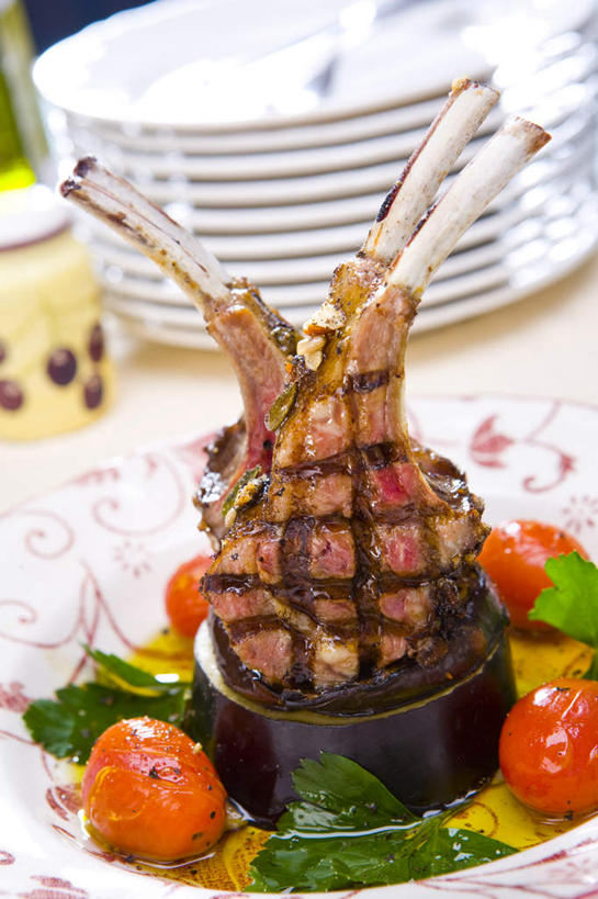 无人,竖图,俯视,室内,特写,白天,烧烤,茄子,芹菜,蔬菜,西红柿,餐具,一堆,许多,堆叠,堆积,朦胧,模糊,新鲜,碟子,盘,排骨,肉,食品,烤肉,很多,羊肉,肉类,食物,盘子,碟,有机食品,绿色食品,荷兰芹,欧芹,香芹,堆,混合,肉食,法香,巴西利,洋香菜,洋芫荽,法国香菜,旱芹菜,番荽,混淆,夹杂,落苏,酪酥,昆仑瓜,番茄,矮瓜,彩图,高角度拍摄