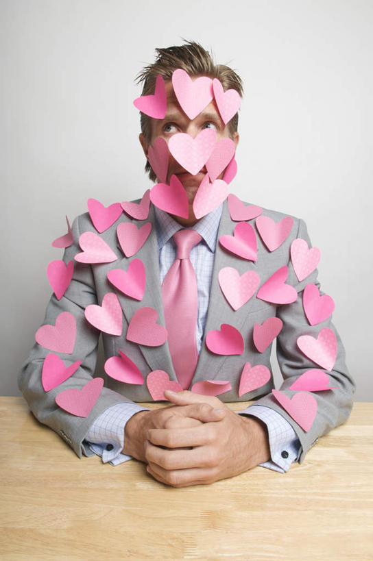 西方人,一个人,商务人士,商务男性,坐,双手交叉,竖图,室内,白天,正面,衬衫,爱情,欧洲,欧洲人,仅一个男性,仅一个人,许多,套装,爱心,粘性,纸,办公用品,便利贴,便签,很多,浪漫,注视,文具,仅一个年轻男性,粉色,观察,看,温暖,温馨,心形,恩爱,观看,办公设备,文具用品,记事,和睦,察看,关注,商务装,工薪阶层,张贴,快捷,文化工具,方便,N次贴,便条贴,告诉贴,即时贴,男人,男性,年轻男性,白种人,心型,白领,上班族,坐着,半身,彩图,衬衣,融洽