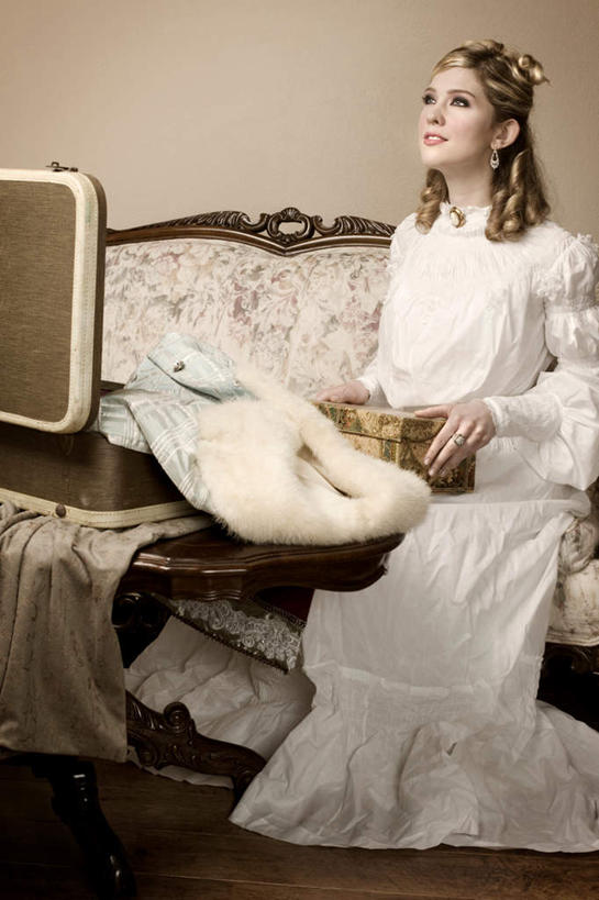 西方人,一个人,坐,笑,微笑,竖图,室内,白天,侧面,沙发,礼盒,礼物,欧洲,欧洲人,仅一个年轻女性,仅一个女性,仅一个人,纸盒,注视,盒子,包装盒,礼品盒,打开,观察,看,礼品,观看,优雅,察看,开启,高贵,关注,尊贵,高尚,文雅,崇高,尤物,年轻女性,女人,女性,白种人,坐着,半身,彩图,佳丽,丽人,美人