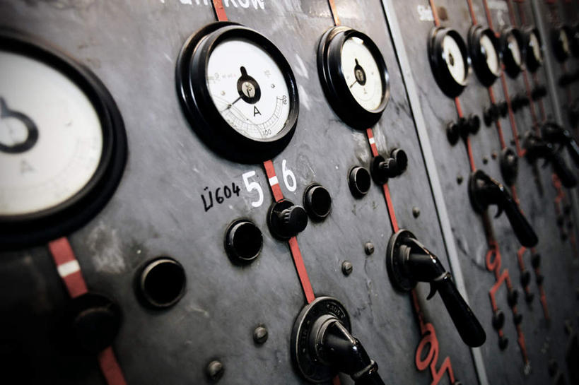 无人,横图,室内,特写,白天,正面,零件,电路,静物,关闭,朦胧,模糊,电力,标志,数字,文字,字符,电能,标识,开关,按钮,把手,门把手,打开,发电站,阿拉伯数字,电,电源,门把,开启,能量,仪表盘,变压器,闭合,拉手,彩图