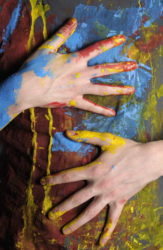 西方人,手,一个人,摸,竖图,室外,特写,白天,正面,欧洲,欧洲人,仅一个男性,仅一个人,抚摸,服装,朦胧,模糊,装饰,休闲装,仅一个年轻男性,衣服,休闲,手部,休闲服,抱胸,服饰,肮脏,颜料,华丽,修饰,点缀,邋遢,衬托,美观,雅致,雅观,龌龊,污秽,男人,男性,年轻男性,白种人,触摸,接触,半身,彩图