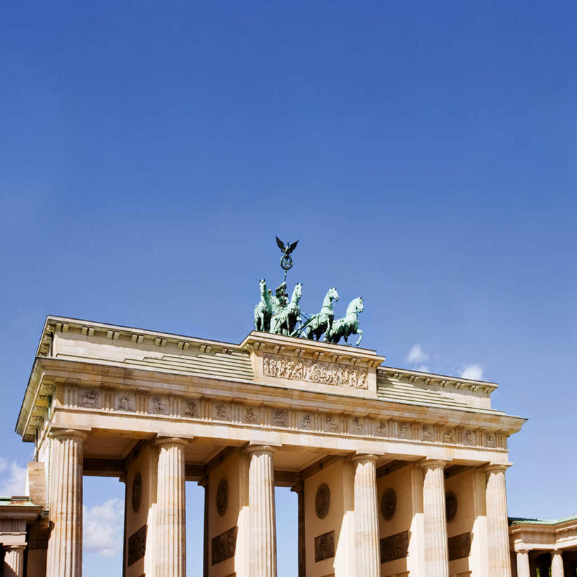 无人,方图,室外,白天,仰视,旅游,度假,标志建筑,地标,建筑,马,野生动物,雕塑,德国,欧洲,一排,阴影,朦胧,模糊,艺术,整齐,装饰,光线,雕刻,雕像,影子,柱子,娱乐,建设,石柱,排列,四匹,蓝色,蓝天,天空,阳光,动物,工艺品,天,享受,休闲,旅游胜地,放松,运输,牲畜,晴朗,纪念,美术,西欧,队列,主题,陈列,万里无云,德意志联邦共和国,功能,美学,勃兰登堡,勃兰登堡州,晴空,晴空万里,彩图,低角度拍摄