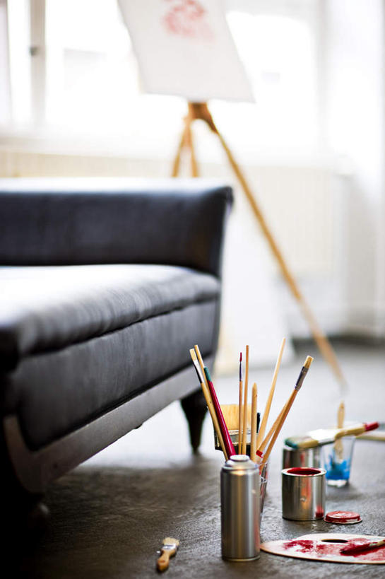 无人,竖图,室内,白天,正面,绘画,窗户,沙发,许多,阴影,朦胧,模糊,艺术,光线,笔,影子,墙,办公用品,画板,美术用品,画架,玻璃窗,墙壁,墙面,文具,一个,黑色,阳光,画笔,学习用品,单个,颜料,文具用品,美术,绘画工具,彩图,皮沙发