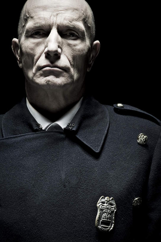 西方人,脸,头,脸颊,秃头,一个人,站,竖图,室内,特写,白天,正面,制服,成功,胜利,欧洲,欧洲人,仅一个男性,仅一个人,阴影,黑色背景,服装,朦胧,模糊,反射,影子,墙,注视,肩膀,墙壁,墙面,衣服,黑色,观察,看,站着,仅一个老年男性,光彩,摄影,服饰,影棚,观看,军人,察看,军装,衣着,穿着,关注,奖牌,军服,荣誉,勋章,奖品,荣耀,衣饰,光荣,老年男性,男人,男性,白种人,头部,光头,无发,脸部,脸蛋,面部,站立,半身,彩图,影棚拍摄,拍摄