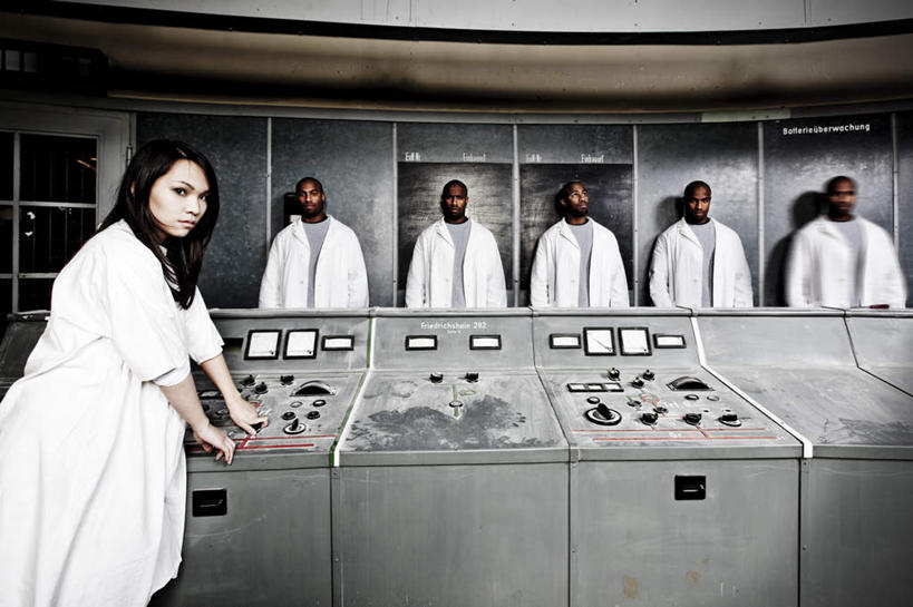 西方人,伙伴,朋友,医生,站,横图,室内,白天,正面,工作服,制服,友谊,合作,团队,机器,仪器,德国,欧洲,欧洲人,实验室,研究室,首都,许多人,注视,柏林,白色,按钮,按,观察,看,站着,一群人,医护人员,医疗人员,战略,观看,操纵,察看,操作,白大褂,西欧,关注,克隆,驾驭,利用,试验室,德意志联邦共和国,联合,合谋,把持,支配,工作制服,柏林州,复制,配合,协作,男人,男性,女人,女性,中年男性,中年女性,白种人,大夫,站立,半身,彩图,工作套服