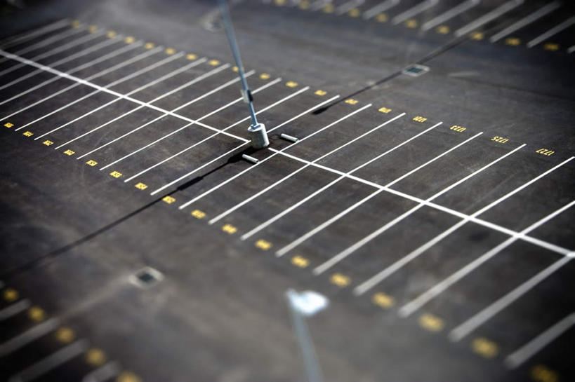 无人,停车场,横图,俯视,室外,特写,白天,度假,美景,地板,城市风光,城市,一排,许多,阴影,朦胧,模糊,整齐,光线,影子,刻度,景观,分界线,地面,停车线,娱乐,排列,阳光,享受,休闲,景色,放松,车行道,车行道分界线,队列,标线,车行线,移轴镜头,彩图,高角度拍摄,泊车场