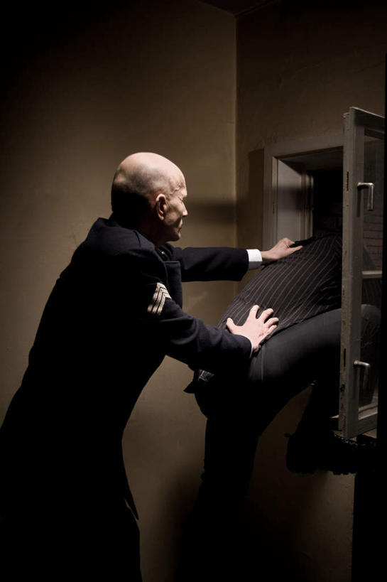 西方人,秃头,两个人,站,推,竖图,室内,白天,欧洲,欧洲人,撑,阴影,服装,光线,影子,墙,注视,休闲装,墙壁,墙面,背面,衣服,观察,看,站着,休闲,休闲服,监狱,服饰,观看,察看,撑着,监禁,暴力,束缚,犯人,关注,关押,监牢,凶恶,牢狱,囚犯,凶险,阴险,狠毒,横暴,监管,禁闭,泼辣,肆虐,凶暴,凶横,监犯,囚徒,罪人,暴虐,残暴,残忍,凶残,凶狠,男人,男性,年轻男性,白种人,光头,无发,看守,站立,半身,彩图