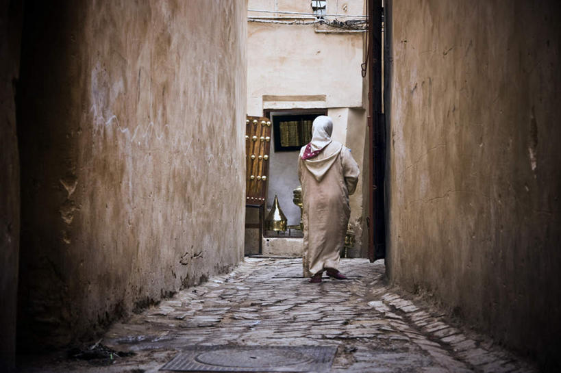 西方人,一个人,家,走,横图,室外,白天,民族服装,旅游,度假,道路,路,欧洲,非洲,摩洛哥,欧洲人,仅一个年轻女性,仅一个女性,仅一个人,阴影,服装,光线,影子,房屋,墙,屋子,小路,小巷,交通,休闲装,娱乐,楼房,墙壁,墙面,住宅,背面,衣服,阳光,享受,休闲,休闲服,放松,服饰,乡间小路,阿非利加洲,摩洛哥王国,冷巷,年轻女性,女人,女性,白种人,步行,散步,走路,彩图,全身,传统服装,民俗服,房子