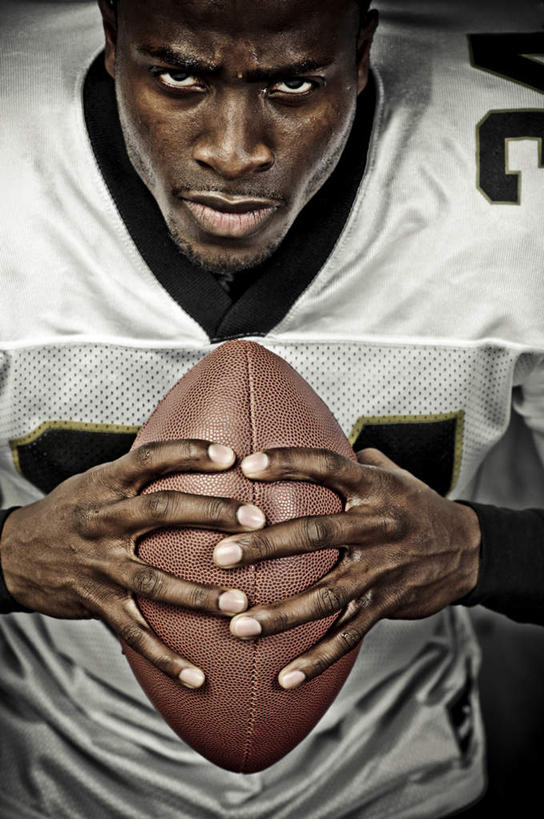 西方人,秃头,一个人,站,竖图,室内,白天,正面,球衣,锻炼,安全,成功,运动,合作,团队,信心,竞争,橄榄球,欧洲,非洲,黑人,欧洲人,仅一个男性,仅一个人,握,防护,速度,拿,拿着,注视,运动器械,队伍,仅一个年轻男性,观察,看,站着,健身器械,力量,平衡,握着,观看,保护,协调,察看,成就,关注,保险,健身器材,灵敏,合伙,柔韧,保全,周全,安稳,安定,美式橄榄球,耐力,平安,体育,美式足球,男人,男性,年轻男性,非洲人,光头,无发,站立,半身,彩图,健身,运动器材