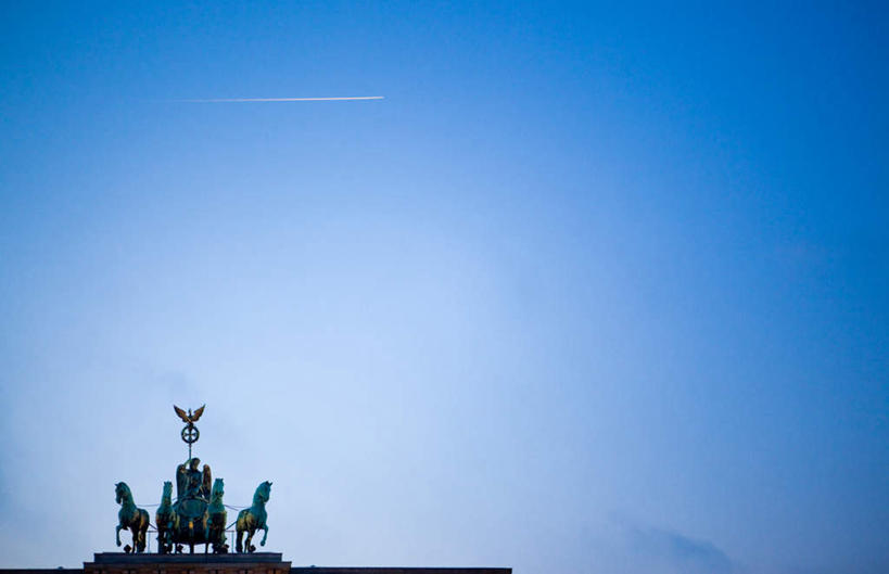 无人,横图,室外,白天,仰视,旅游,度假,标志建筑,地标,建筑,马,野生动物,雕塑,德国,欧洲,一排,阴影,艺术,整齐,装饰,光线,雕刻,雕像,影子,首都,娱乐,建设,柏林,勃兰登堡门,排列,四匹,蓝色,蓝天,天空,阳光,动物,工艺品,天,享受,休闲,旅游胜地,放松,运输,牲畜,晴朗,纪念,美术,西欧,队列,主题,陈列,万里无云,德意志联邦共和国,功能,美学,柏林州,晴空,晴空万里,彩图,低角度拍摄