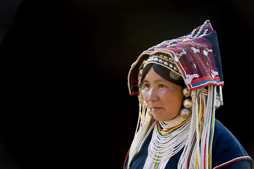 东方人,脸,头,脸颊,一个人,站,笑,微笑,横图,室内,特写,白天,侧面,民族服装,项链,亚洲,仅一个女性,仅一个人,黑色背景,朦胧,模糊,装饰,头饰,墙,注视,黄种人,传统,肩膀,墙壁,墙面,装饰品,黑色,饰品,首饰,观察,看,站着,仅一个中年女性,摄影,影棚,观看,华丽,修饰,点缀,察看,关注,衬托,美观,雅致,雅观,高山族,女人,女性,中年女性,亚洲人,头部,脸部,脸蛋,面部,站立,半身,彩图,影棚拍摄,传统服装,民俗服,拍摄