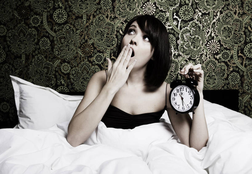 西方人,一个人,坐,横图,室内,白天,正面,壁纸,床,靠垫,卧室,吊带,闹钟,欧洲,欧洲人,仅一个年轻女性,仅一个女性,仅一个人,阴影,服装,时间,反射,时钟,影子,墙,双人床,床单,靠枕,计时,注视,吊带衫,被子,墙壁,墙面,一个,衣服,黑色,垫子,枕头,钟表,观察,看,疲倦,表,遮,遮掩,服饰,单个,观看,察看,哈欠,疲劳,掩盖,被单,遮挡,疲惫,衣着,穿着,关注,困乏,遮盖,疲乏,掩饰,委顿,疲困,疲顿,疲钝,倦怠,怠倦,衣饰,年轻女性,女人,女性,白种人,墙纸,钟,坐着,半身,彩图,睡房,卧房