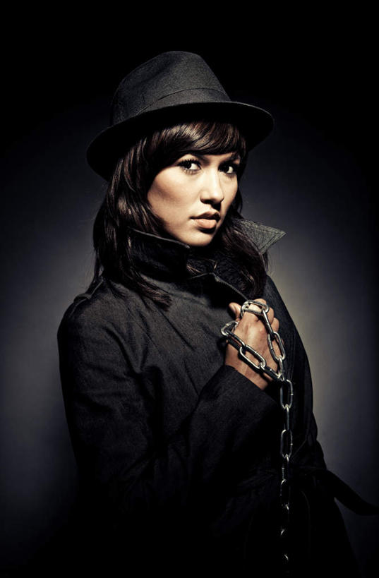 西方人,一个人,站,拉,举,竖图,室内,白天,正面,帽子,金属制品,欧洲,欧洲人,仅一个年轻女性,仅一个女性,仅一个人,握,阴影,黑色背景,服装,朦胧,模糊,光线,金属,影子,墙,灯光,拿,拿着,注视,休闲装,礼帽,外套,墙壁,墙面,衣服,黑色,观察,看,托,站着,休闲,休闲服,握着,摄影,服饰,铁链,转身,影棚,观看,察看,夹克,关注,一顶,回身,茄克,年轻女性,女人,女性,白种人,外衣,举起,举手,举着,向上举,向上伸,向上托,站立,半身,彩图,影棚拍摄,拍摄