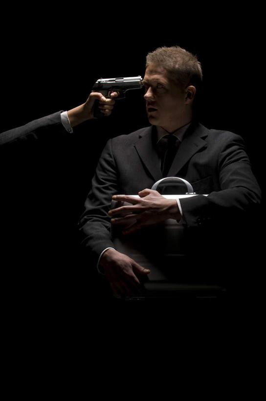 西方人,两个人,商务人士,商务男性,站,抱,竖图,室内,白天,正面,衬衫,欧洲,欧洲人,一把,握,阴影,黑色背景,套装,光线,包,公文包,枪,影子,灯光,拿,拿着,扭头,注视,一个,观察,看,站着,转头,握着,摄影,手枪,影棚,单个,公事包,抱着,观看,察看,搂着,威胁,犯人,关注,商务装,囚犯,工薪阶层,监犯,囚徒,罪人,威逼,要挟,男人,男性,年轻男性,白种人,白领,上班族,搂,搂抱,站立,半身,彩图,影棚拍摄,衬衣,拍摄