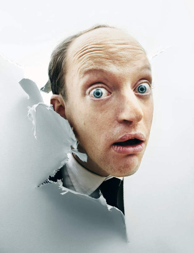 西方人,脸,头,脸颊,一个人,商务人士,商务男性,站,竖图,室内,特写,白天,正面,衬衫,欧洲,欧洲人,仅一个男性,仅一个人,仅一个中年男性,套装,朦胧,模糊,墙,注视,破坏,破损,肩膀,墙壁,墙面,白色,白板,观察,看,站着,观看,惊恐,损坏,察看,关注,商务装,记录板,工薪阶层,惊慌,恐慌,记事板,惊骇,男人,男性,中年男性,白种人,头部,脸部,脸蛋,面部,白领,上班族,站立,半身,彩图,衬衣