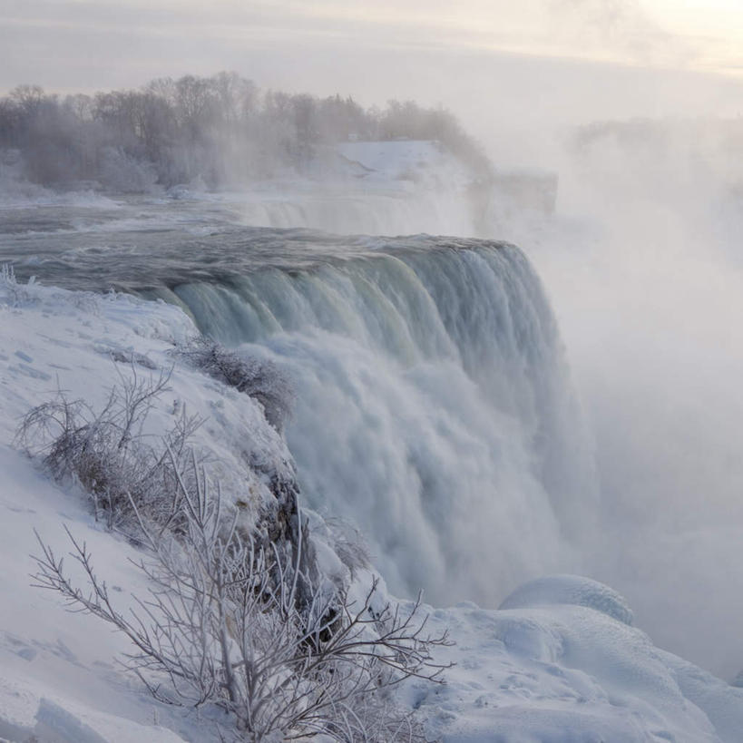 无人,方图,俯视,室外,白天,旅游,度假,美景,瀑布,水,雪,植物,雾,大雪,纽约,美国,加拿大,覆盖,阴影,飞溅,朦胧,模糊,溅,光线,液体,影子,积雪,景观,水滴,雪景,冬季,冬天,娱乐,水珠,树,树木,绿色,阳光,自然,享受,休闲,景色,放松,寒冷,生长,成长,迷雾,北美,北美洲,喷洒,自然风光,美洲,遮盖,纽约州,帝国之州,帝国州,北亚美利加洲,亚美利加洲,严寒,尼加拉瀑布,笼罩,安大略省,安省,笼盖,婚纱瀑布,马蹄瀑布,尼亚加拉大瀑布,尼亚加拉河,尼亚加拉瀑布,跌水,大雾,彩图,高角度拍摄
