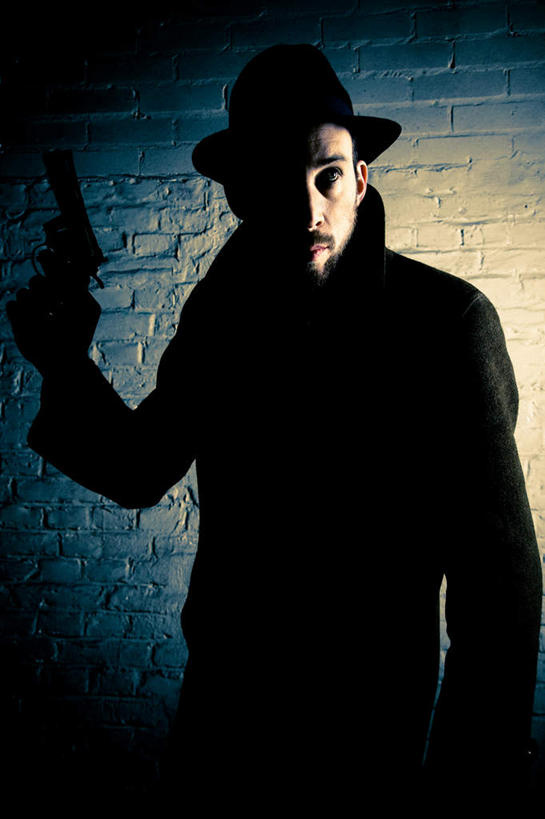 西方人,胡须,一个人,站,举,竖图,室内,白天,正面,帽子,欧洲,欧洲人,仅一个男性,仅一个人,仅一个中年男性,一把,握,阴影,黑色背景,服装,光线,枪,影子,墙,灯光,拿,拿着,注视,休闲装,礼帽,墙壁,墙面,衣服,观察,看,托,站着,休闲,休闲服,握着,摄影,服饰,手枪,影棚,观看,察看,关注,间谍,男人,男性,中年男性,白种人,胡子,络腮胡,举起,举手,举着,向上举,向上伸,向上托,站立,半身,彩图,影棚拍摄,拍摄,特工,特务