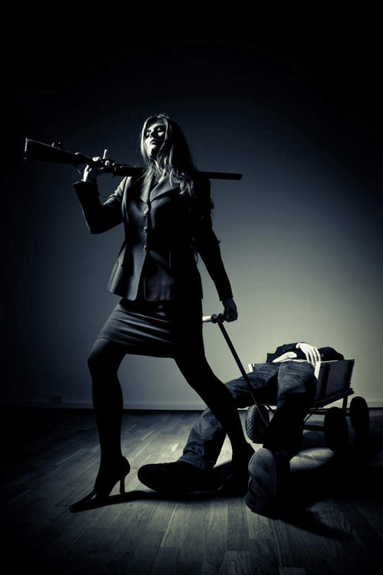 西方人,秃头,两个人,站,蹲,竖图,室内,白天,正面,地板,欧洲,欧洲人,一把,服装,木制,墙,地面,休闲装,木地板,墙壁,墙面,衣服,白色,黑色,木制品,趴着,站着,休闲,休闲服,猎枪,服饰,犯罪,犯法,犯人,惩罚,枪械,囚犯,处罚,来福枪,谋杀,监犯,囚徒,罪人,处分,男人,男性,年轻男性,年轻女性,女人,女性,白种人,长发,光头,无发,蹲着,趴,站立,彩图,全身