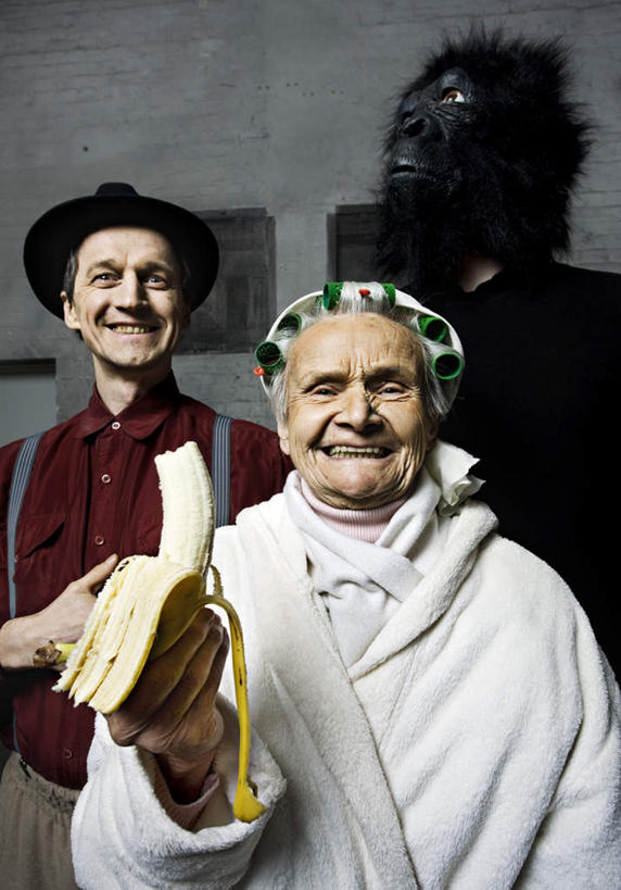 西方人,三个人,伙伴,朋友,站,坐,笑,微笑,露齿笑,竖图,室外,白天,正面,浴袍,友谊,卫生间,浴室,猩猩,香蕉,帽子,水果,欧洲,欧洲人,握,阴影,服装,新鲜,装饰,光线,面具,影子,墙,生食,食品,果实,休闲装,礼帽,墙壁,墙面,食物,一个,衣服,红色,白色,黑色,站着,休闲,休闲服,握着,服饰,有机食品,绿色食品,单个,华丽,修饰,点缀,大猩猩,衬托,美观,雅致,雅观,一顶,金刚猩猩,西部大猩猩,西部低地大猩猩,友情,老年女性,男人,男性,年轻男性,女人,女性,白种人,淋浴房,甘蕉,站立,坐着,半身,彩图,汤帷子,浴衣,冲凉房,沐浴间,沐浴室