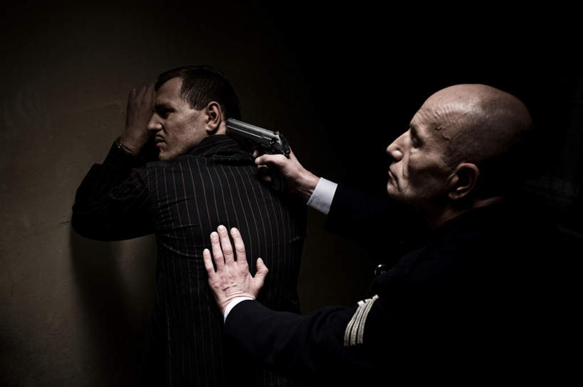 西方人,秃头,两个人,警察,警卫,站,横图,室内,白天,欧洲,欧洲人,握,阴影,服装,光线,枪支,影子,墙,灯光,休闲装,墙壁,墙面,背面,衣服,黑色,趴着,站着,休闲,休闲服,握着,服饰,手枪,犯人,囚犯,监犯,囚徒,罪人,枪枝,男人,男性,年轻男性,白种人,光头,无发,保安,警卫员,看守,卫兵,趴,站立,半身,彩图,短发